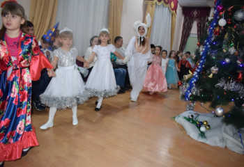 Новогоднюю елку Дома Дружбы Костаная украсили игрушки в этностиле