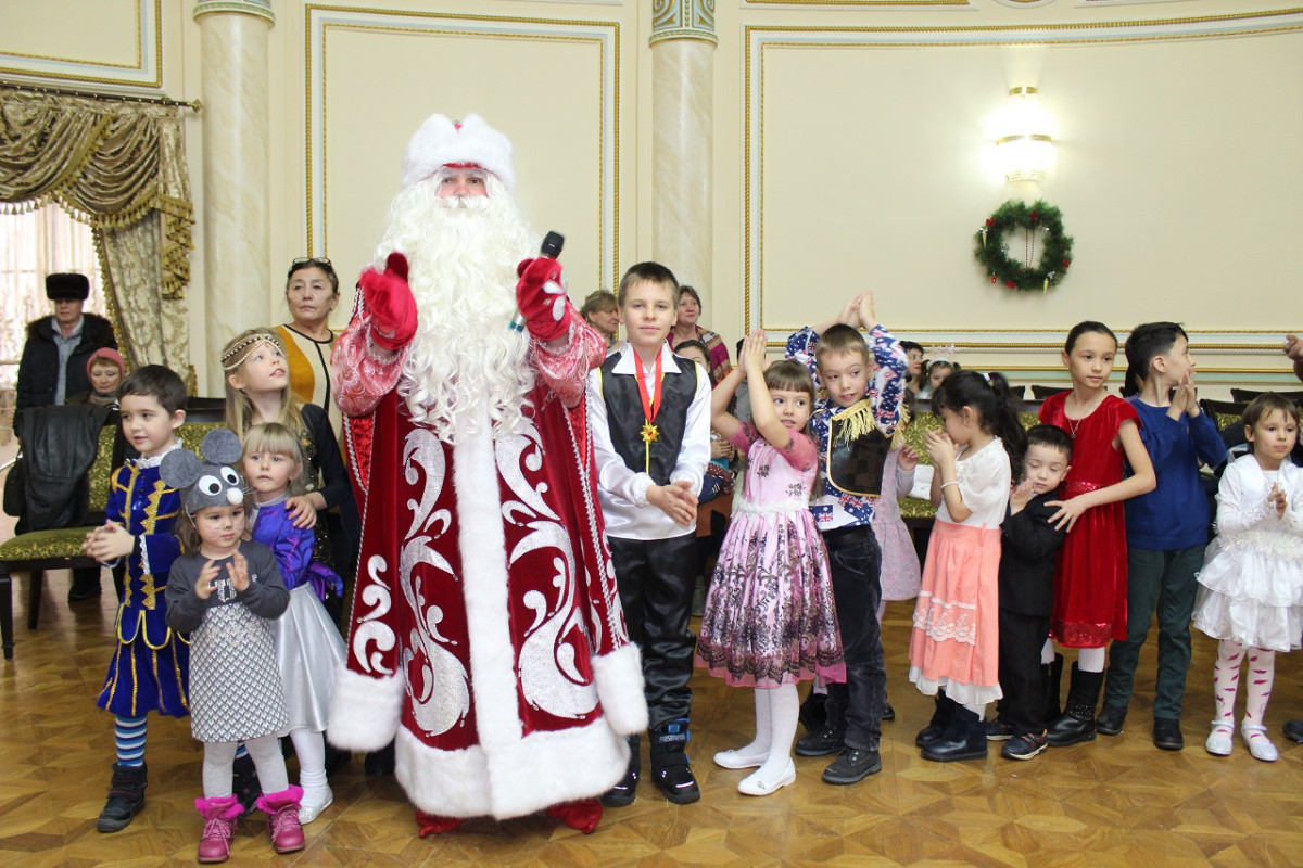 600 детей этнокультурных объединений Алматы водили хоровод вокруг новогодней елки