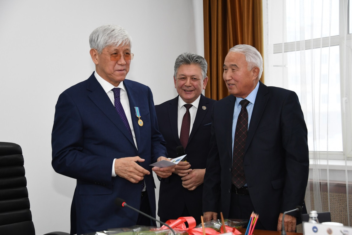 Аким Алматинской области награжден золотой медалью Ассамблеи народа Казахстана