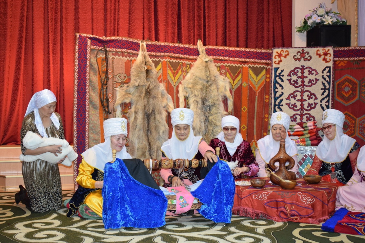 АНК Костаная в рамках акций «Сарқыт» в Центре для адаптации женщин и детей провела обряд «Тұсау кесу» и «Бесікке салу»