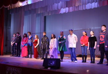 В Актобе молодые актеры из объединенных двух известных сказок сочинили новую, сыграв его на сцене на немецком языке