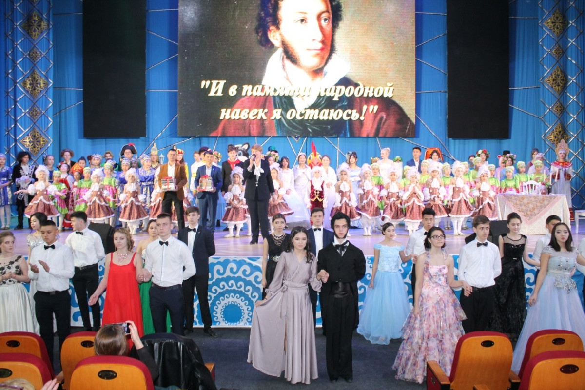 В Шымкенте 220-летие Пушкина отметили праздничным балом