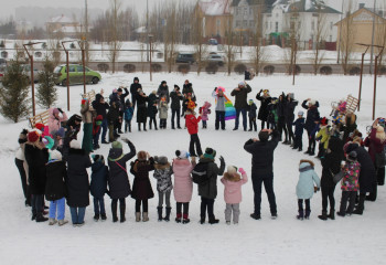 СТОЛИЧНЫЕ НЕМЦЫ ПРОСТИЛИСЬ С ЗИМОЙ КРАСОЧНЫМ КАРНАВАЛОМ