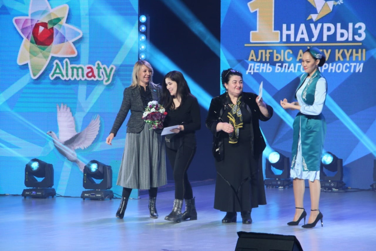 В Алматы 20 малообеспеченных семей получили денежные сертификаты