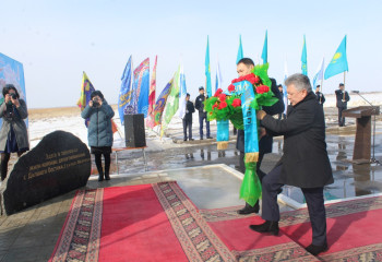 У самого первого в Казахстане монумента «Қазақ халқына мың алғыс» прошел митинг
