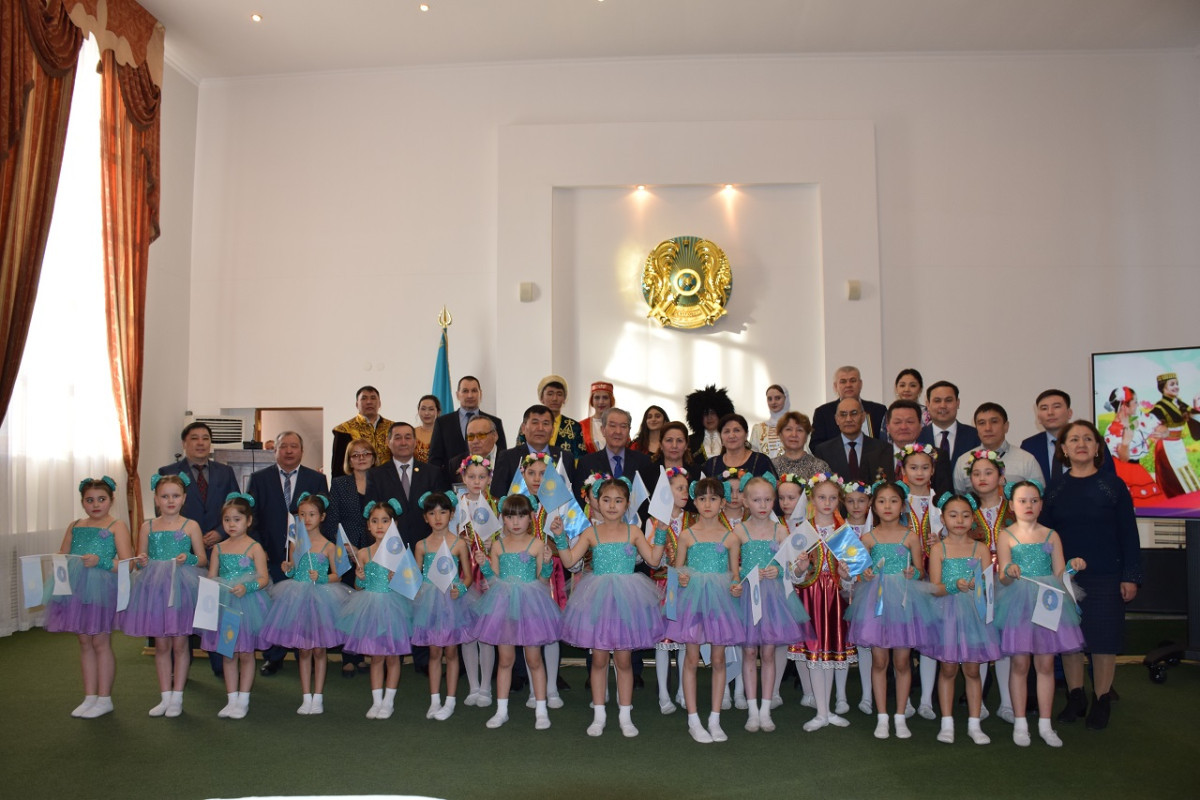 Акмолинская областная Ассамблея поздравила с праздником судей, полицейских, врачей и молодоженов