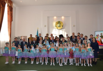 Акмолинская областная Ассамблея поздравила с праздником судей, полицейских, врачей и молодоженов