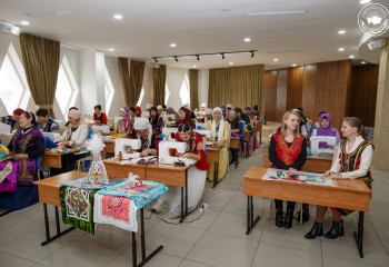 ШВЕЙНЫЕ МАШИНЫ ПОЛУЧИЛИ МНОГОДЕТНЫЕ МАТЕРИ, ЗАНИМАЮЩИЕСЯ РЕМЕСЛЕННЫМ ТВОРЧЕСТВОМ