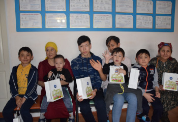 В Кокшетау маленькие пациенты областной больницы получили сладкие подарочные наборы от АНК