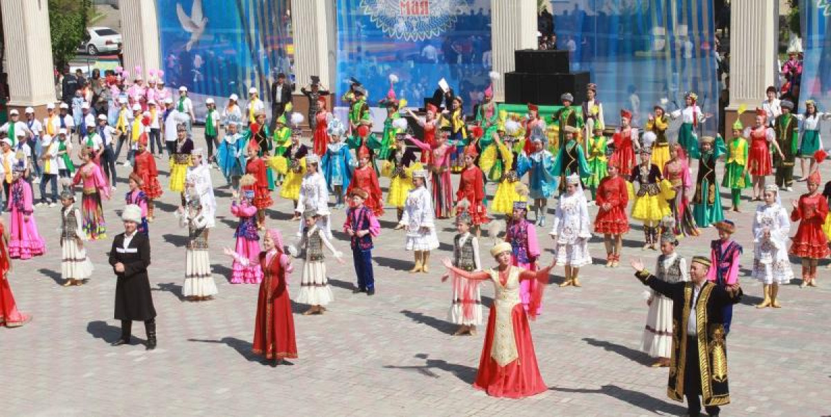 Единство народа Казахстана: первомайский праздничный фоторепортаж с регионов