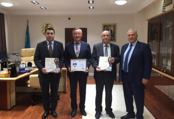 Престижную медаль «1000 лет Махмуду Кашгари» вручили ректору КазНПУ