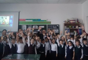 В легендарной школе Актобе установили именную парту летчика-космонавта Юрия Лончакова