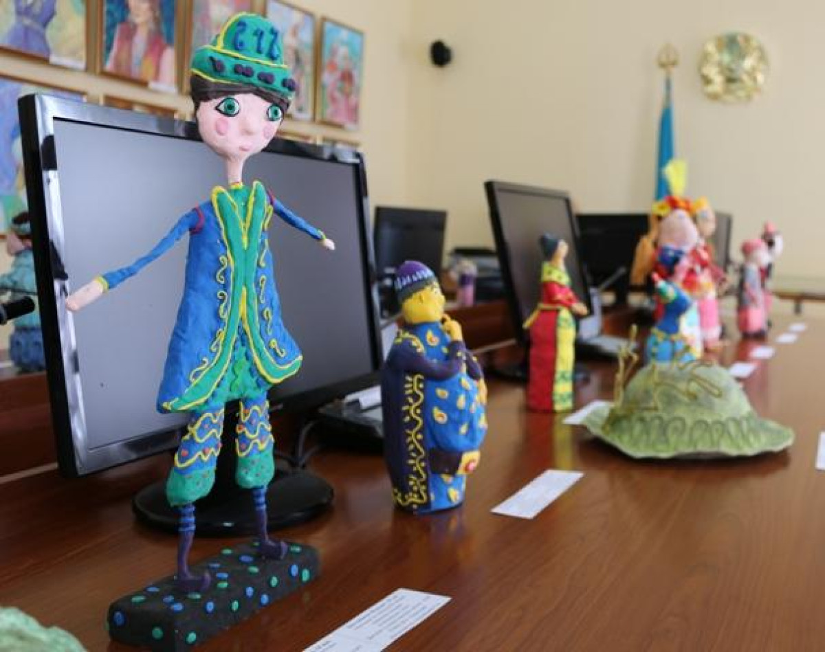 Головные уборы, украшения и одежду 18 этносов и героев сказок представили на выставке в Павлодаре