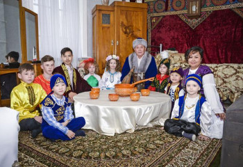 7 ДЕТОК РАЗНЫХ НАЦИОНАЛЬНОСТЕЙ ПОД ЕДИНЫМ ШАНЫРАКОМ СЕМЬИ КАРИБАЕВЫХ ПОЛУЧИЛИ ЛЮБОВЬ, ТЕПЛО И НАДЕЖДУ