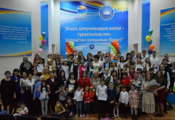 В кокшетауской школе «Шаңырақ», где изучают девять языков, прозвучал последний звонок