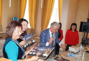 Ассоциация евреев Казахстана передала в дар Жамбылской областной библиотеке книги
