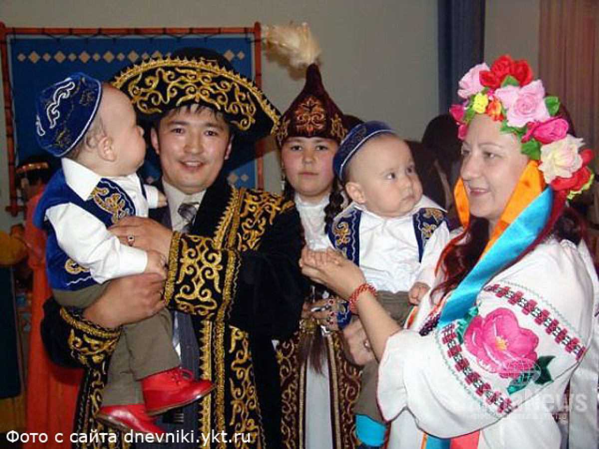 Русско казахские дети. Многонациональная семья. Казахская семья. Межэтнический брак. Интернациональная семья в Казахстане.
