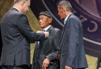 Президент Польши наградил казахстанца за спасение депортированной семьи