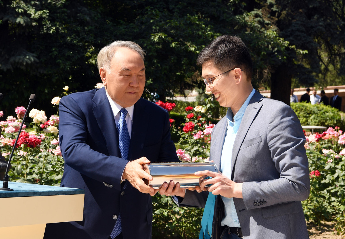 Елбасы Нурсултан Назарбаев заложил капсулу времени с посланием к будущему поколению