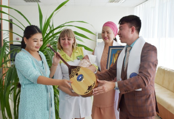 Свой первый подарок - домбру получили первые семь новорожденных в Костанайской области