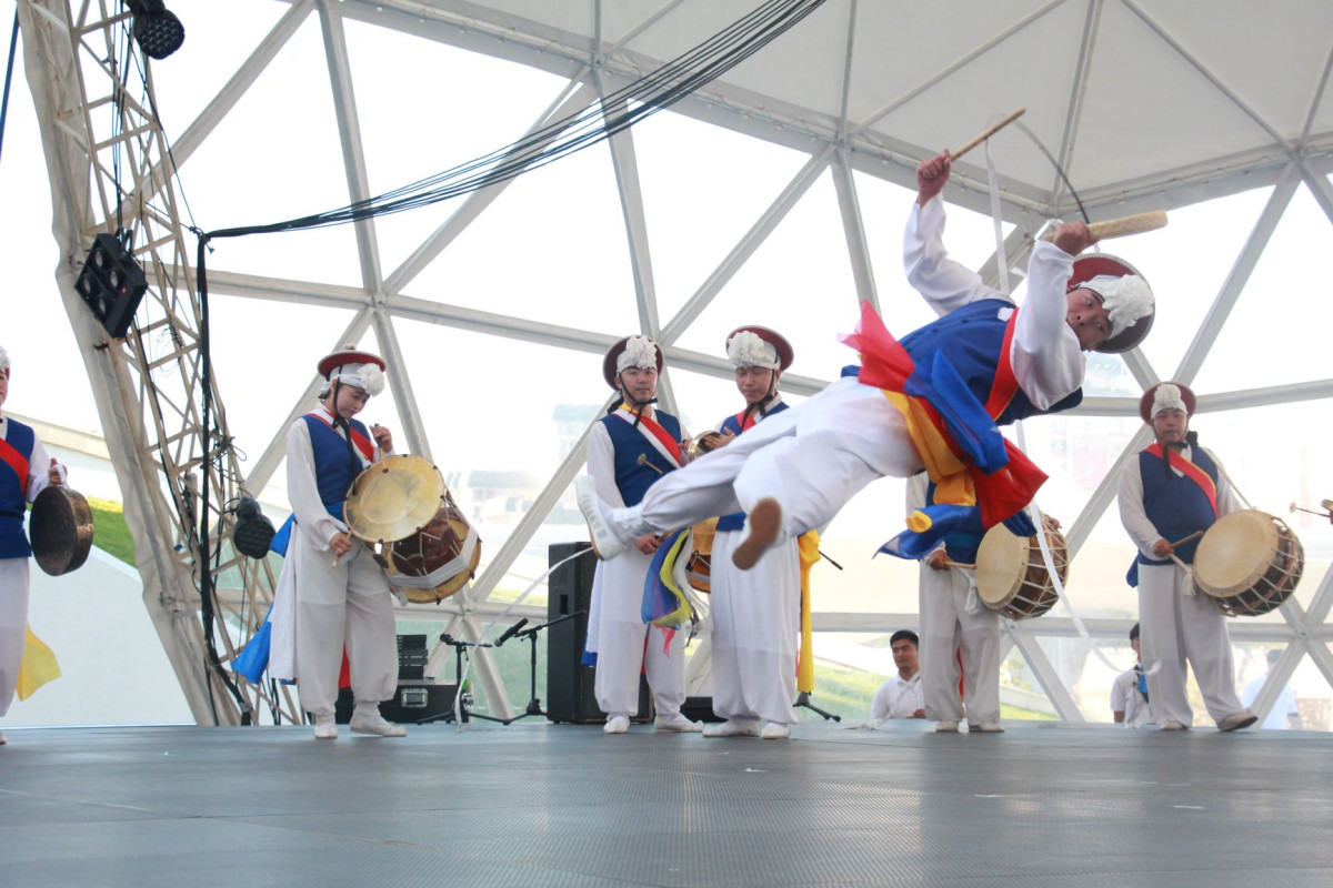 Корейское представление «Нонак»: Яркие костюмы, энергичные танцы с элементами акробатики, ритмичная музыка