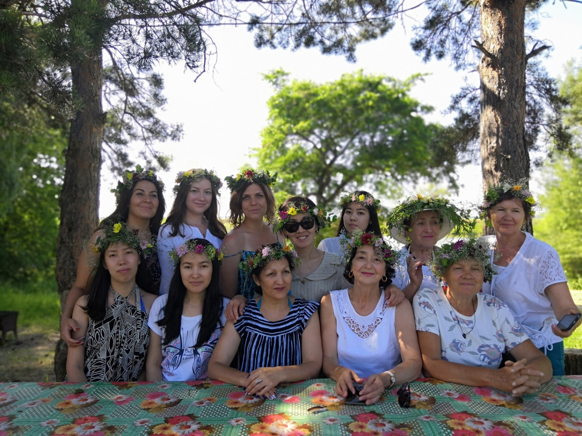 В Петропавловске на День Иван купалы организовали мастер-класс по плетению женских венков