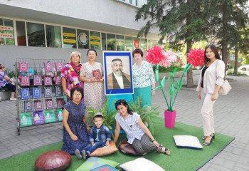 В Усть-Каменогорске 174-летие Абая Кунанбаева отметили большой книжной выставкой