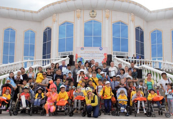 Столичная АНК в преддверии нового учебного года поддержала детей из малообеспеченных семей 