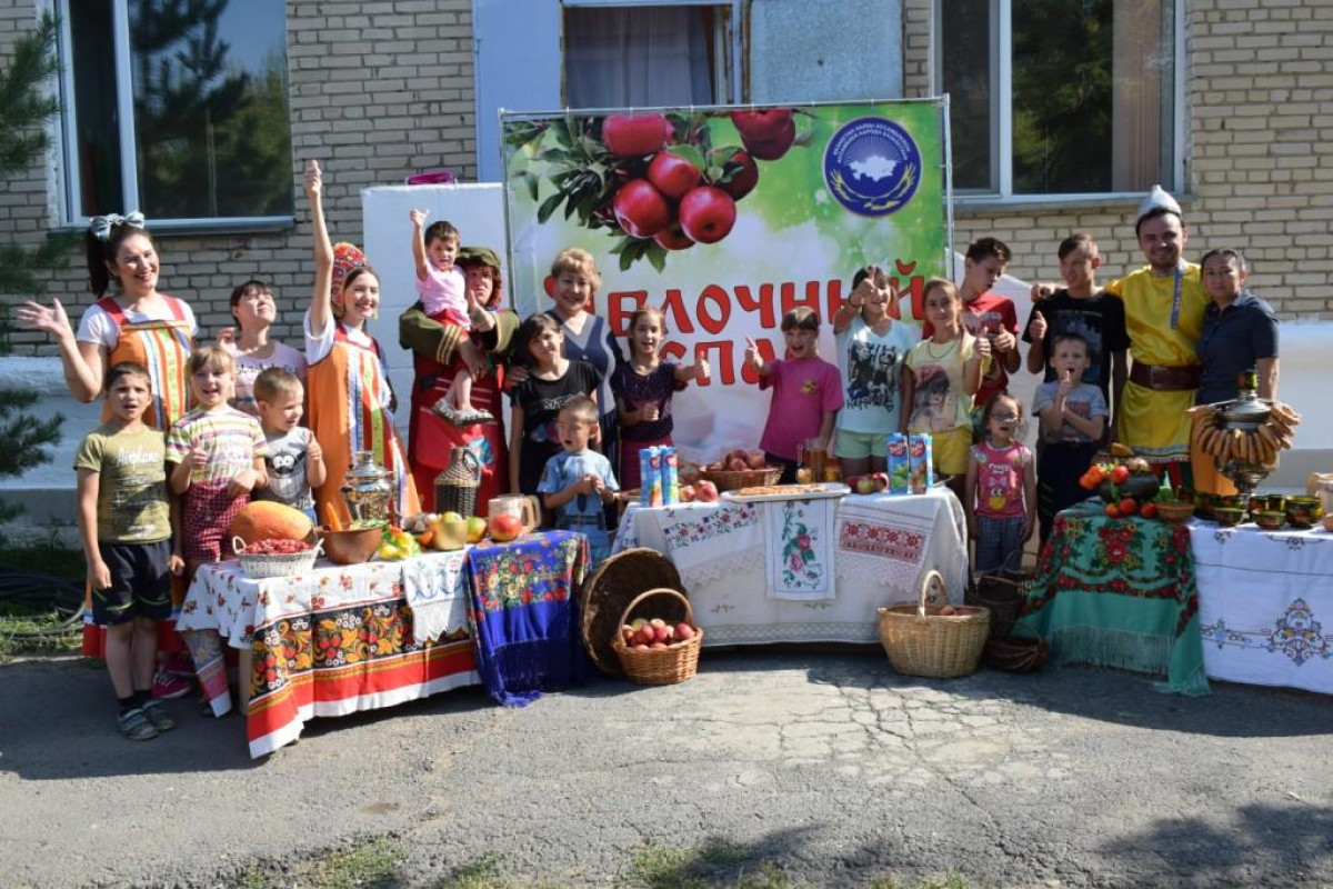 15 кг яблок и целый час веселья: В Костанае отметили «Яблочный спас»