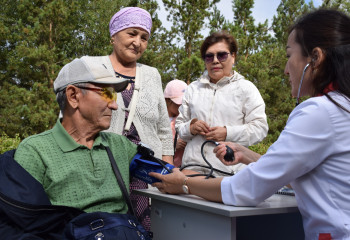 Столичные ветераны получили консультации врачей в импровизированном городке здоровья
