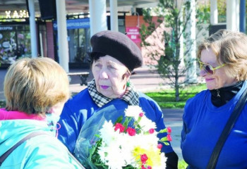 АНК одна из первых поздравила пожилых людей с праздником