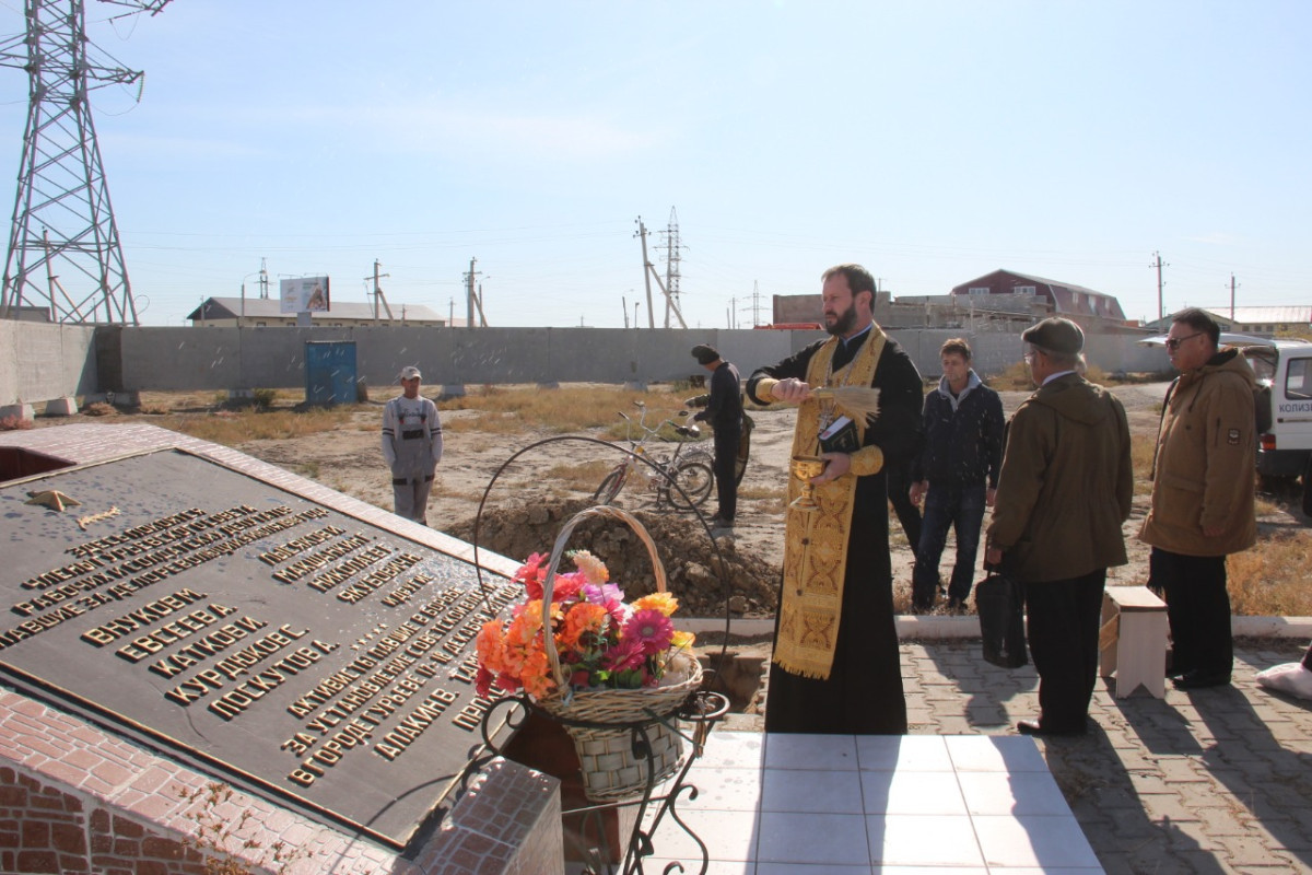В Атырау перезахоронены останки людей, защищавших город от вооруженных банд
