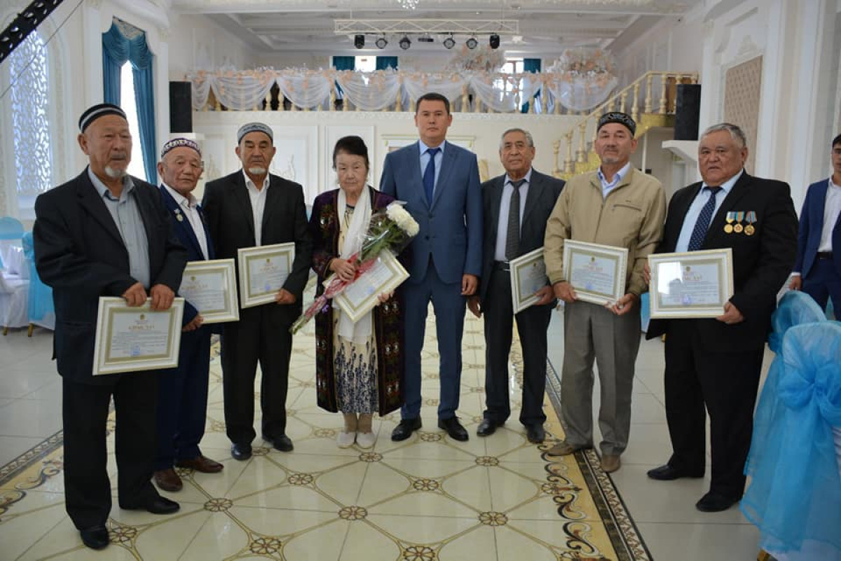   Члены АНК Туркестанской области в День пожилых людей чествовали ветеранов