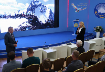 В Алматы наградили участников восхождения на пик АНК