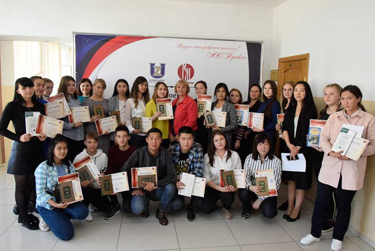 Студенты Талдыкоргана писали эссе по русскому языку и приняли участие в литературной гостиной