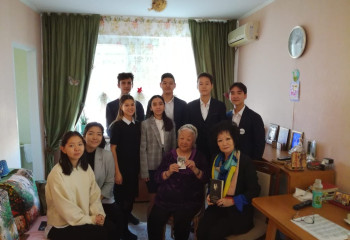 В Актау учащиеся встретились с учителем Фаризы Онгарсыновой