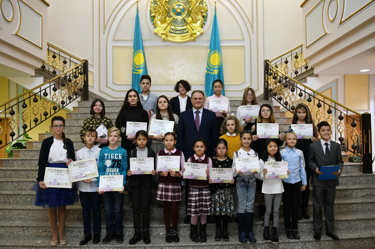 Дети всего мира знакомятся с Казахстаном