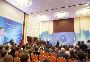 Алексей Овчаров: Казахский язык должен стоять наравне с гербом, флагом и гимном