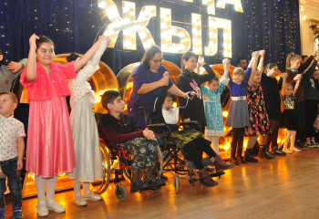 В Атырау под Рождество более 300 детей получили подарки от Деда мороза