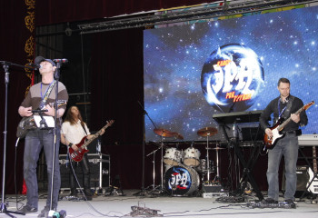 На рок-фестивале в Усть-Каменогорске на одной сцене выступили барды, рокеры и казаки