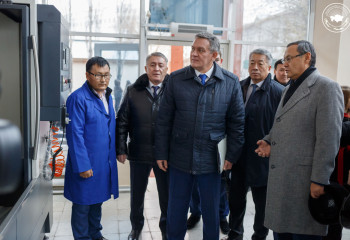 Leonid Prokopenko gets acquainted with the work of Kazakh Agrotechnical Unviersity