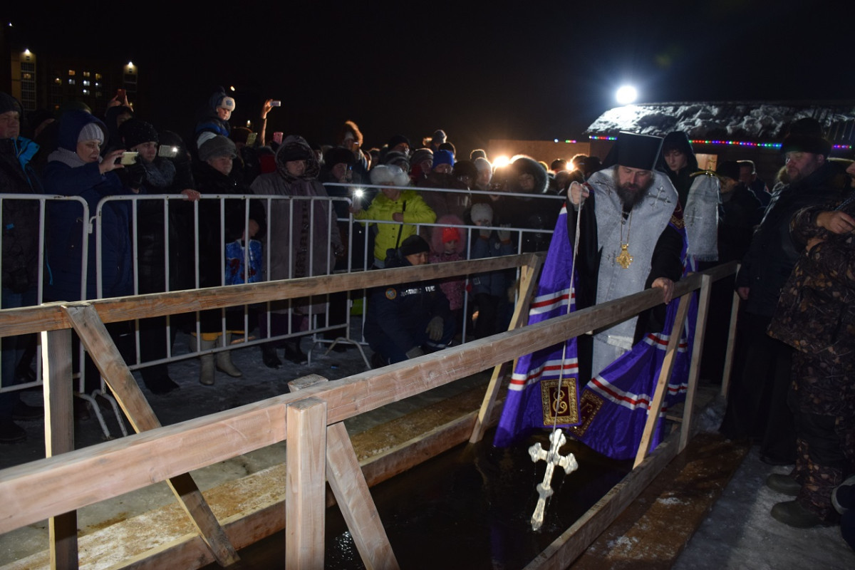 MORE THAN 8 THOUSAND KOKSHETAU RESIDENTS CAME TO THE CITY BEACH TO PLUNGE INTO THE CONSECRATED ICE HOLE