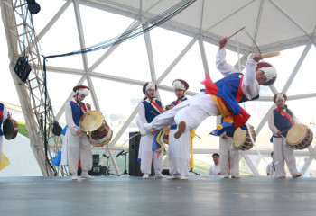  KOREAN PERFORMANCE ‘NONG-AK’: BRIGHT COSTUMES, ENERGETIC DANCES WITH ACROBATIC ELEMENTS, RHYTHMIC MUSIC