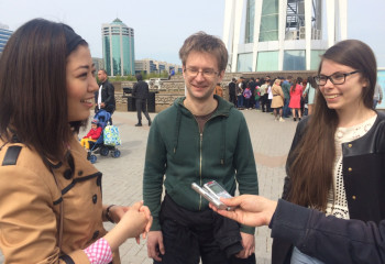 Шетелдік қонақтар: Қазақ тілі сондай сұлу тіл. Әуен сияқты