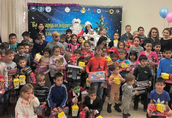 Ұйғыр жастары қайырымдылық жаңа жылдық мерекесін өткізді