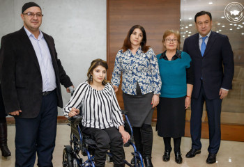 Астаналық күрд этномәдени орталығы Әминаға заманауи ортопедиялық мүгедектер арбашасын тарту етті