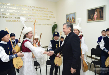 ӨЗБЕКСТАН ПРЕЗИДЕНТІ ӨЗБЕК-ҚАЗАҚ ҰЛТТЫҚ МӘДЕНИ ОРТАЛЫҒЫНА БАРДЫ