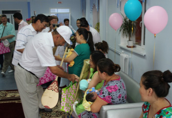 Ұлттық домбыра күні дүниеге келген сәбилерге домбыра сыйға тартылды