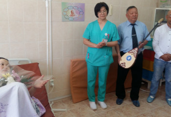 Ұлттық домбыра күні дүниеге келген Ақтаулық сәбилерге домбыра сыйға берілді