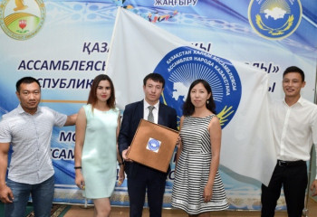 Солтүстік Қазақстан облысының делегациясы «Ұлы Дала Елі» Киелі мұрасы» акциясының атрибутикасын  Қостанай облысына берді